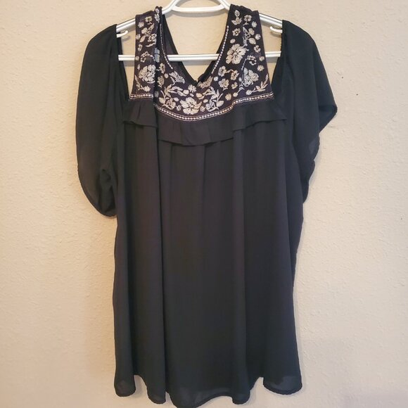 TORRID Women's Cold Shoulder Blouse Black/ White  Embroidered Flowers Size 4. - Picture 7 of 10